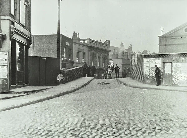 A white horse travels down Rhodeswell Road towards Old Victory Bridge, 1895 (b  /  w photo)