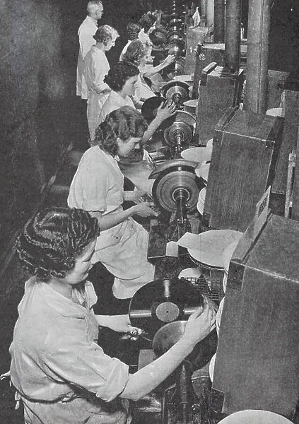 Women finishing gramophone records (b / w photo)