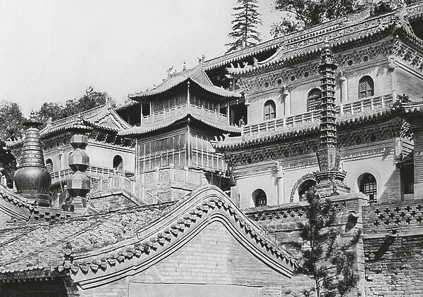 Wu tai shan, Hien tung sze, Shansi, Terrace of the 5 Bronze Pagodas (b / w photo)