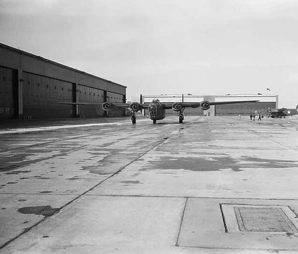 A B-24E Liberator bomber taxiing down a runway, circa 1942  /  1943