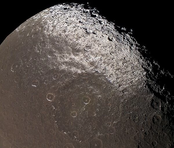Saturns moon Iapetus