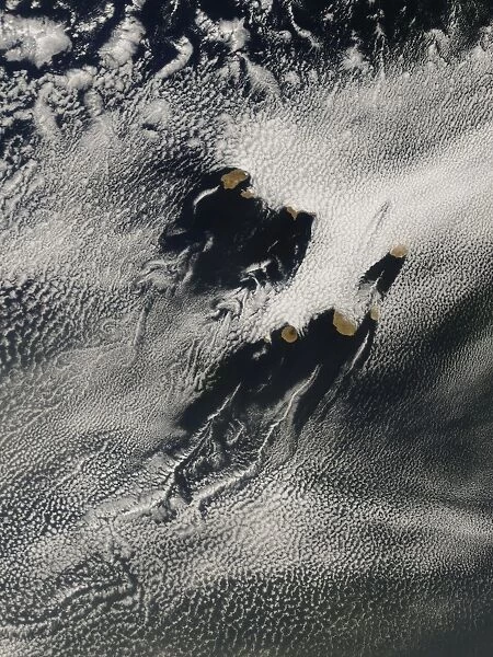 Ship-wave-shaped wave clouds and cloud vortices induced by the Cape Verde Islands