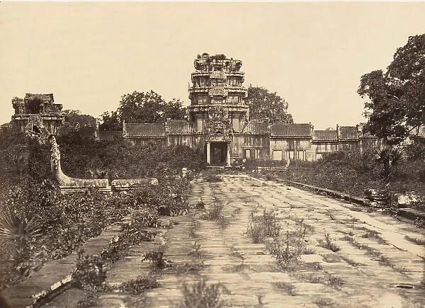 Grande Pagode Porte Ouest de la 1ere enceinte, 1866. Creator: Emile Gsell