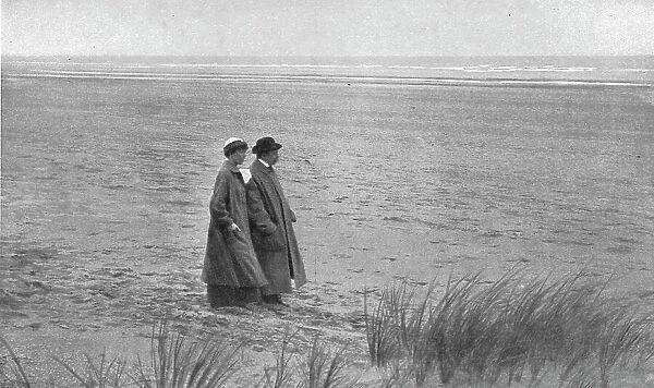La reine Elisabeth et le grand poete national Emile Verhaeren, sur le dernier rivage libre... 1916 Creator: Unknown