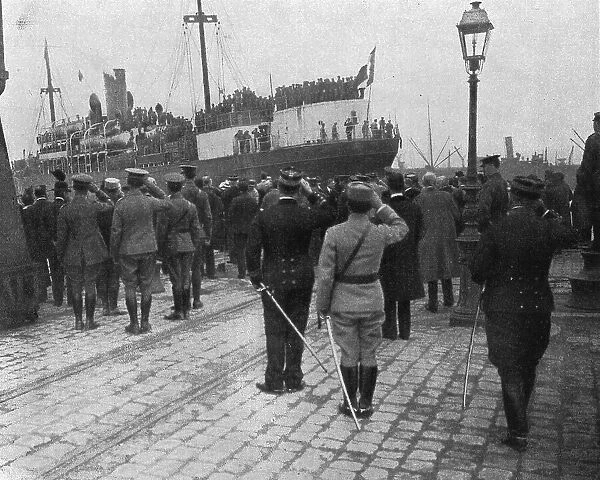 Les premiers soldats Russes en France; le premier navire charge des troupes du general... 1916. Creator: Jean Clair-Guyot