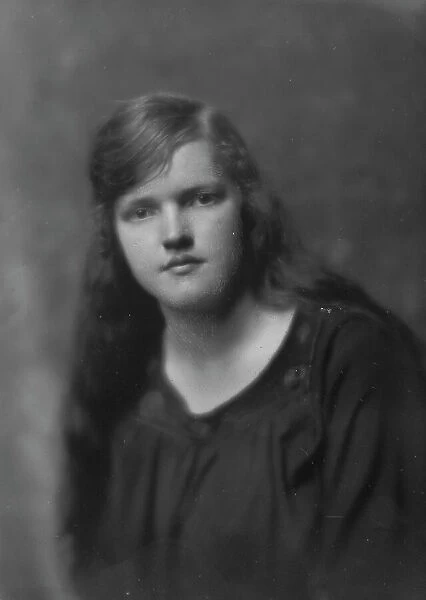 McMahon, Miss, portrait photograph, 1917 June 11. Creator: Arnold Genthe