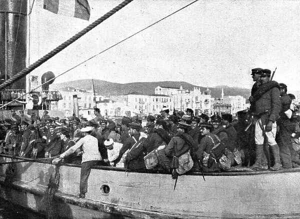A Salonique; Des reguliers grecs, qui ont quitte l'armee apres avoir fait le coup de feu contre les Creator: Unknown