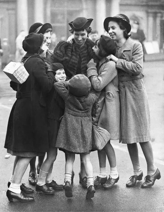 Framed Print : Northcliffe Collection Print: Britain at War Group Reunited Framed Print : Northcliffe Collection Print: Britain at War Group Reunited
