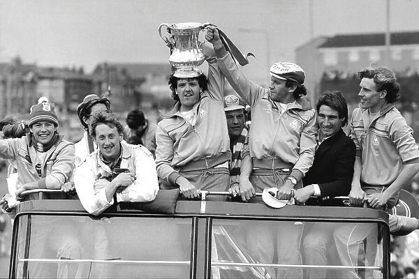 Everton arrive home with the F. A. Cup 1984