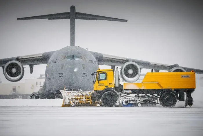 Framed Print : C-17 Globe Master at RAF Brize Norton Print Framed Print : C-17 Globe Master at RAF Brize Norton Print