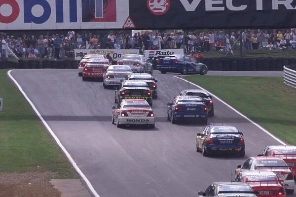 The cars head into Druids for the first time BTCC, Brands Hatch, 30  /  8  /  99 World JENNINGS  /  LAT Photographic