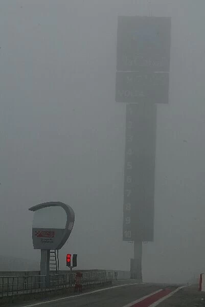 Formula One Testing: Dense fog delays winter testing
