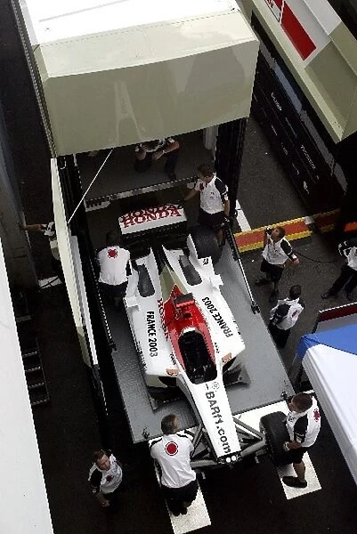 Formula One World Championship: The BAR cars are loaded back onto the trucks