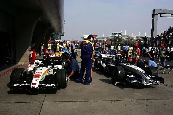 Formula One World Championship: Cars are scruiteneered in Parc ferme