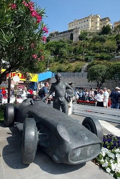 Formula One World Championship: Commemorative bronze statue of five-times World Champion Juan-Manuel Fangio
