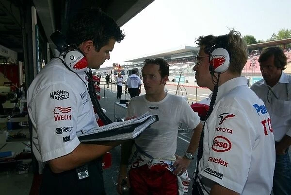 Formula One World Championship: Dieter Gass Chief Race Engineer, Cristiano Da Matta Toyota and Ossi Oikarinen Toyota Race Engineer