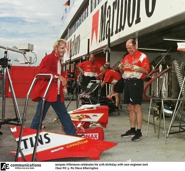 SE 5. Jacques Villeneuve celebrates his 27th birthday with race engineer Jock Clear PIC 5