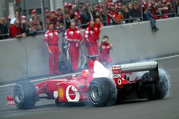 MS Fan-Tag am N├╝rburgring: Michael Schumacher, Ferrari F2002, entertains the crowds with some donuts