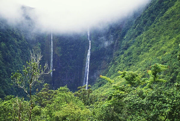Hawaii, Big Island, Waipio Valley, Twin Waterfalls With Lush Greenery