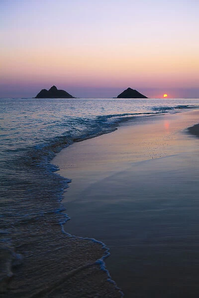 Hawaii, Oahu, Kailua, Lanikai, Sun sinking below horizon on beach