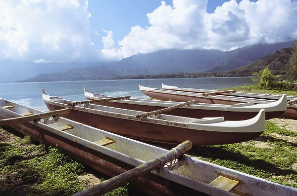 Hawaii, Oahu, Kaneohe Bay, Secret Island, Line Of Outrigger Canoes On Beach