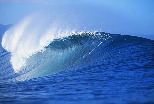 Hawaii, Oahu, North Shore, Front Angled View Of Pipeline Wave Curling