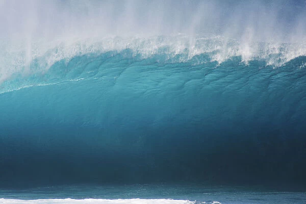 Hawaii, Oahu, North Shore, Pipeline Wave Breaking
