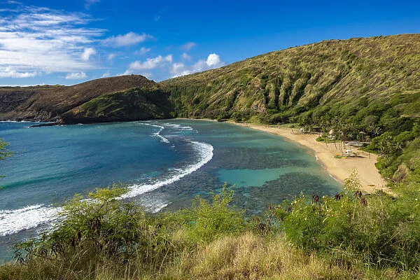 Overview of shoreline and beach at Hanauma Bay in Oahu, Hawaii, USA