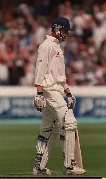 ALAN MULLALLY CRICKET PLAYER OF ENGLAND JULY 1999 WALKS BACK TO THE PAVILLION AFTER