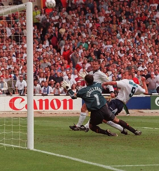 ALAN SHEARER MISSES HIS CHANCE FOR A GOAL FOR ENGLAND AGAINST SPAIN DURING THE EURO 96