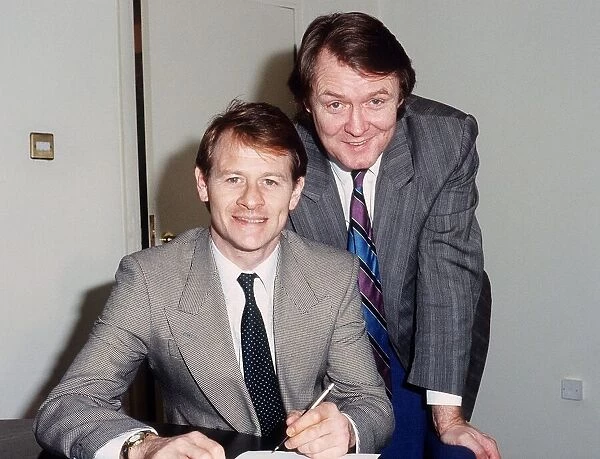 Alex Higgins signs deal with David Hay December 1988