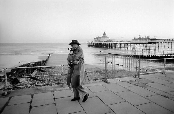 Alf Garnett in Eastbourne: Warren Mitchell as Garnett on the sea-front at Eastbourne