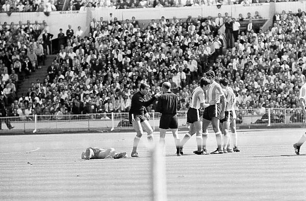 Argentina protest to referee Rudolph Kreitlin 1966 over Rattin being sent