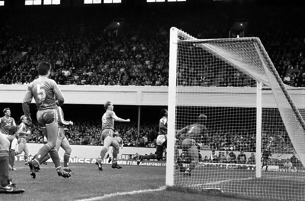 Arsenal 3 v. Chelsea 1. Division One Football. October 1986 LF20-14-034