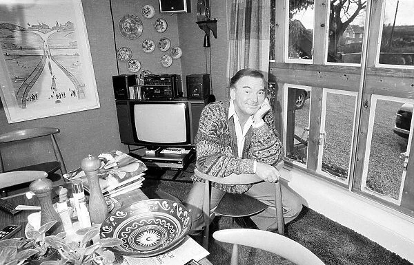Bob Monkhouse, entertainer pictured inside his home - 08  /  03  /  1989