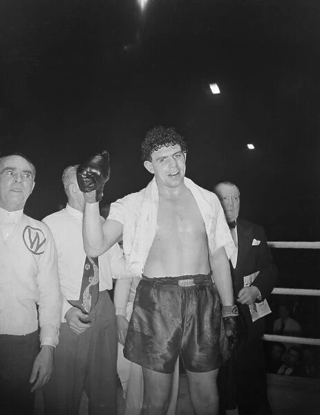 Boxing Johnny Williams after fight with Jack Gardner DM 13  /  3  /  1952