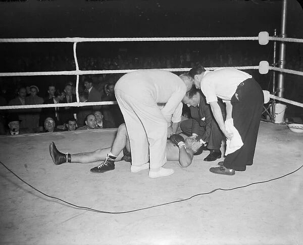 Boxing Randolph Turpin knocks out Eli Elandon at Watford DM 6  /  9  /  1950