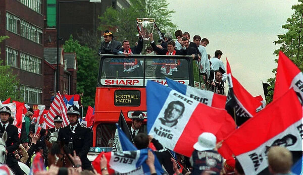 BRIAN KIDD AND SIR ALEX FERGUSON HOLD THE FA CUP ON THE BUS ON THEIR TRIP AROUND