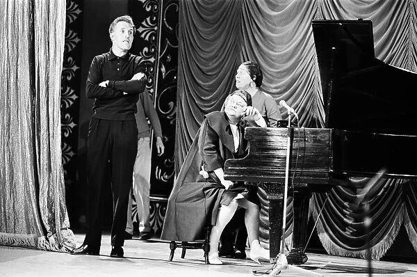 Bruce Forsyth, Violet Carson and Peggy Mount performing the sketch Sisters