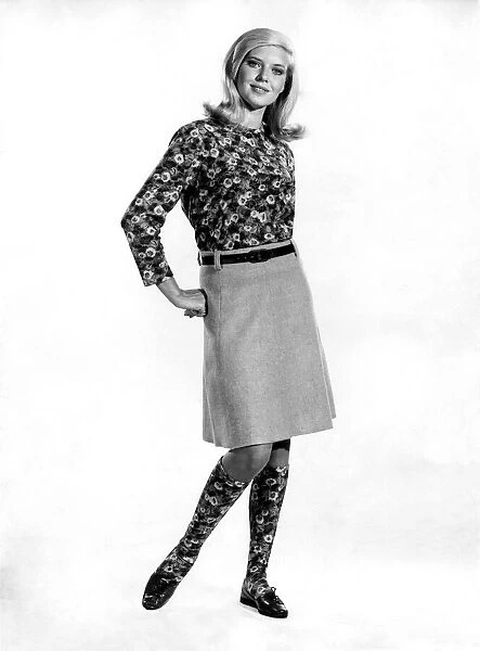 Clothing Fashions 1965: Maureen Walker. November 1965 P006770