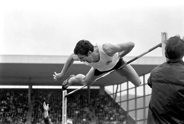 Commonwealth Games, Edinburgh: Athletics. L. Peckham (Australia