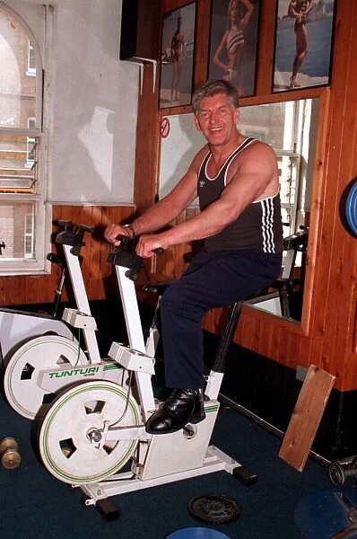DAVE PROWSE, ACTOR, IN PHOTOCALL EXERCISING IN GYM -1991