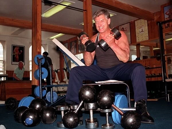 DAVE PROWSE, ACTOR, IN PHOTOCALL EXERCISING IN GYM - 91  /  7433 -----