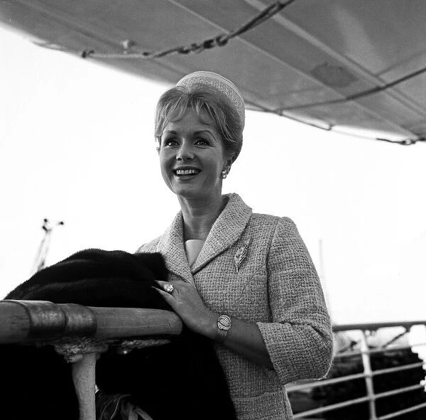 Debbie Reynolds arriving in England on board the Queen Elizabeth with her husband