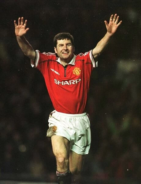 Denis Irwin Manchester United celebrates January 1999 after scoring from the penalty spot