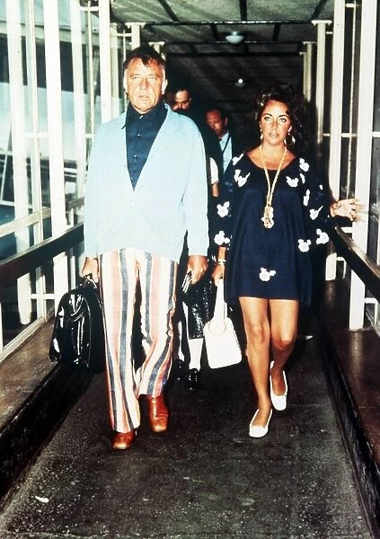 Elizabeth Taylor June 1977 with richard Burton arriving at heathrow airport