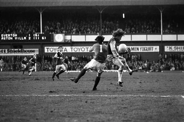 Everton 1 v. Aston Villa 3. Division One Football. February 1981 MF01-21-019