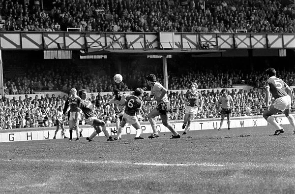 Everton 2 v. Arsenal 1. April 1982 MF06-35-017 Local Caption Division 1 Football