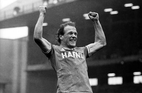 Everton v. Arsenal. March 1985 MF20-13-009 Andy Gray celebrates the final
