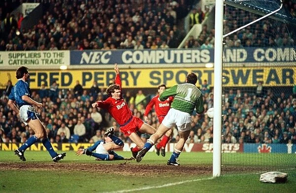 FA Cup Replay. Everton 1 v. Oldham Athletic 1. Ian Marshall in front of goal